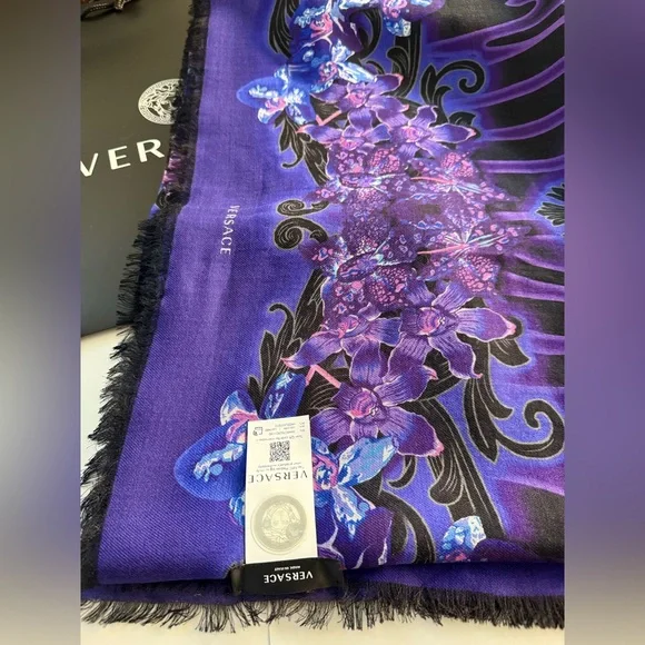 NWT VERSACE ORCHID BAROCCO
WOOL-SILK BLEND SHAWL/SCARF - Picture 5 of 11